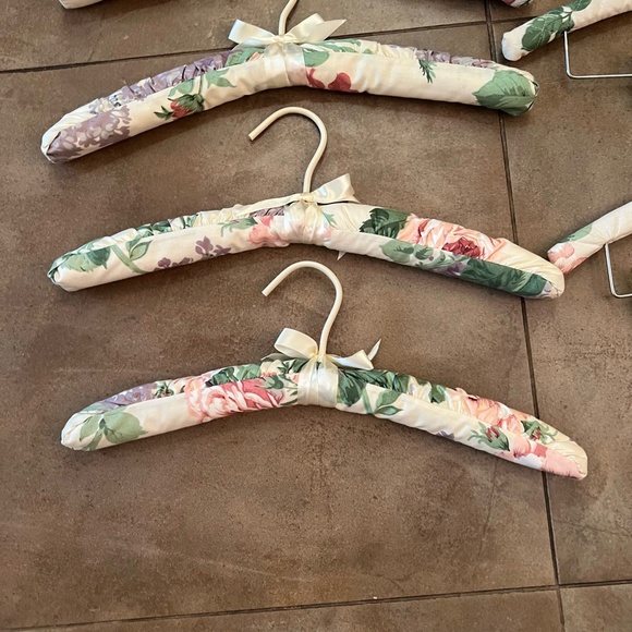 Set of 15 Gently Used Padded Hangers in Vintage Cabbage Rose Cotton Fabric - Picture 8 of 12
